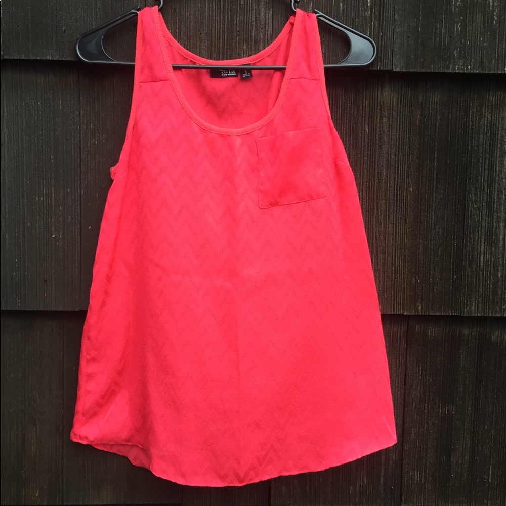 Tank with pocket